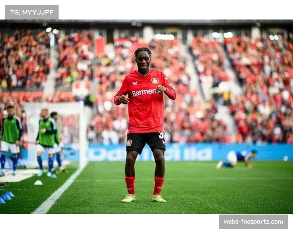 争议瞬间:弗林蓬禁区内摔倒未获点球,勒沃库森将帅激烈抗议